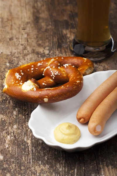 Wiener Sosis Mustardon Ile Beyaz Tabak Yakın Çekim — Stok fotoğraf