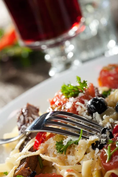 Tagliatelle Pasta Auf Weißem Teller Nahaufnahme — Stockfoto