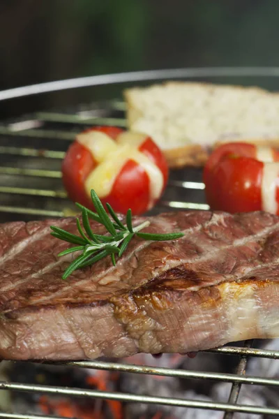 Gegrilltes Beefsteak Mit Tomaten Und Rosmarin Nahaufnahme — Stockfoto