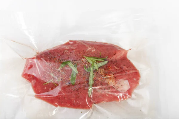 Nyers Steak Sous Vide Táska Elszigetelt Fehér Background — Stock Fotó