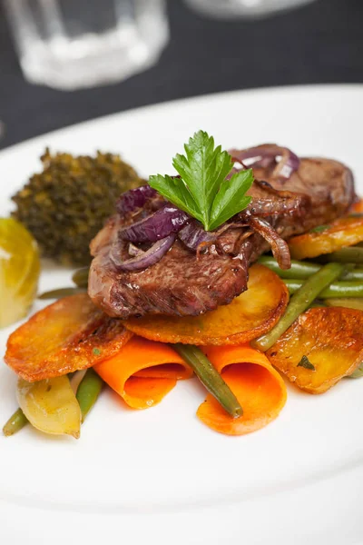 Schwäbisches Steak Mit Gemüse Auf Weißem Teller Nahaufnahme — Stockfoto