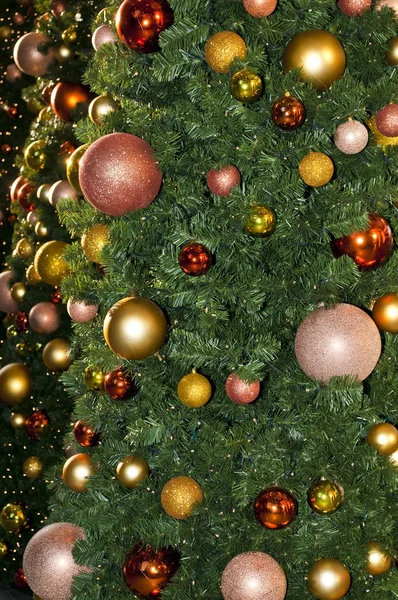 Γκρο Πλαν Πράσινο Χριστουγεννιάτικο Δέντρο Μπάλες Διακόσμηση — Φωτογραφία Αρχείου