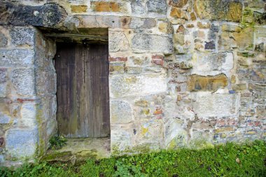 Eski, ortaçağ manastır duvarı