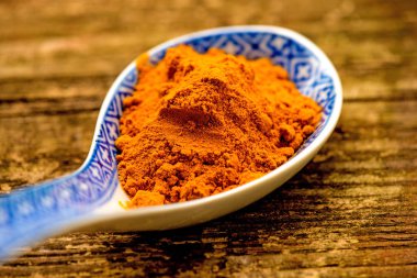 yakın çekim egzotik ham zerdeçal kökü tozu