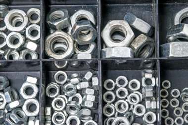 A kutusunun içinde vida somun yakın çekim fotoğraf