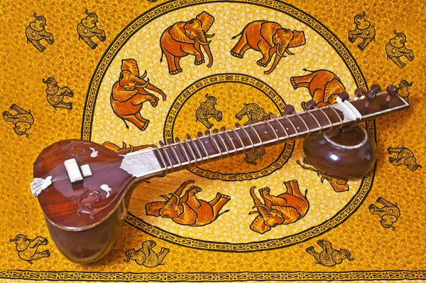 Κλασική Ινδική Μουσικό Όργανο Που Ονομάζεται Σιτάρ Στο Χαλί — Φωτογραφία Αρχείου