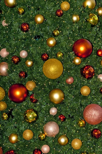 带装饰球的绿色圣诞树特写 — 图库照片