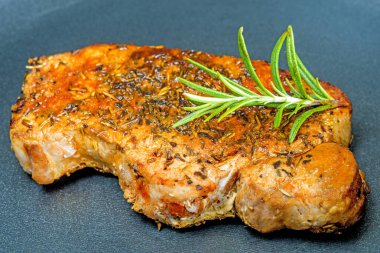 gevrek kavrulmuş domuz pirzolası biberiye ile yakın çekim   