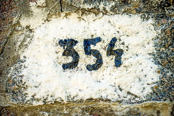 Psané Číslo 354 Bílé Zvětralý Zdi — Stock fotografie