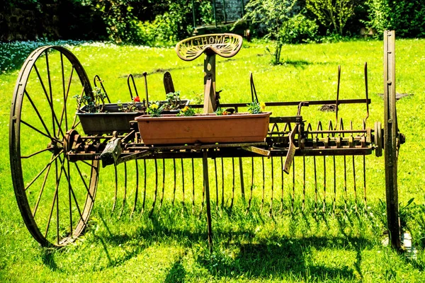 Agriculture Antique Charrue Mécanique Sur Herbe Verte — Photo