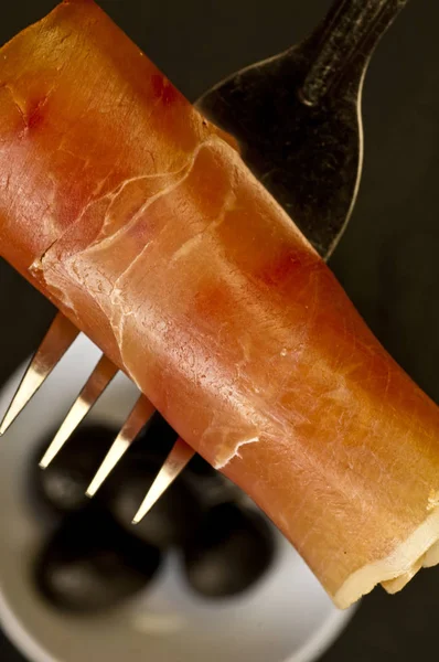 Közeli Kép Finom Spanyol Jamón Serrano Sonka Olajbogyó — Stock Fotó