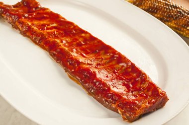 Beyaz plaka üzerinde Marine kaburga