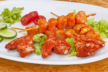 Barbekü için marine edilmiş tavuk.