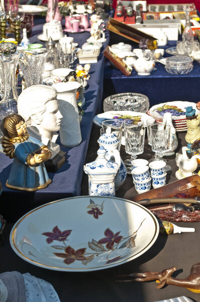 крупным планом фото старинных чашек кофе на заднем плане
