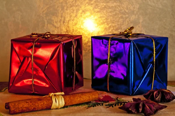 Яркие Рождественские Подарки Рядом Замороженным Окном — стоковое фото