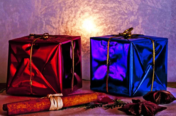 Яркие Рождественские Подарки Рядом Замороженным Окном — стоковое фото