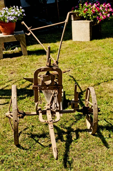 Máquina Agricultura Antiga Arado Grama Verde — Fotografia de Stock
