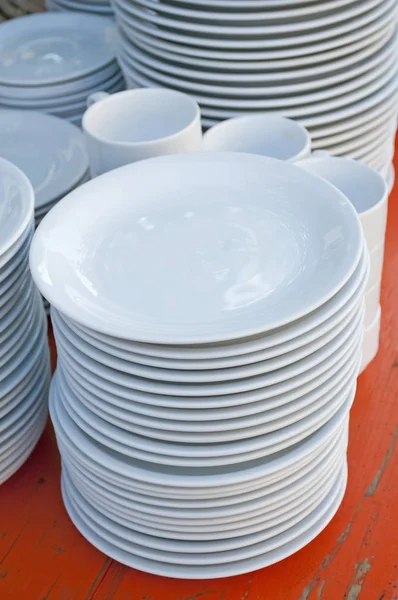 Στοίβες Καθαρά Πιάτα Φόντο Ξύλινη — Φωτογραφία Αρχείου
