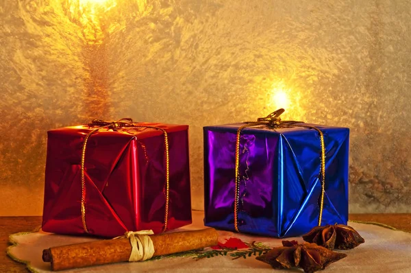 Regali Natale Luminosi Vicino Alla Finestra Congelata — Foto Stock