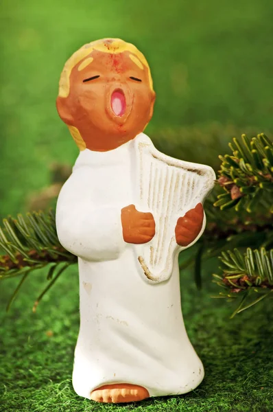 Nahaufnahme Foto Von Weihnachtsengel Figur Singt Lieder — Stockfoto