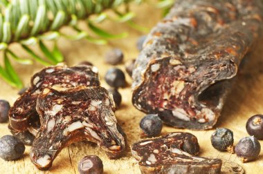 lezzetli salam geyik ahşap tahta üzerinde Close-Up