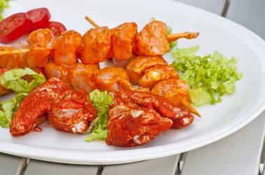 Barbekü için marine edilmiş tavuk.