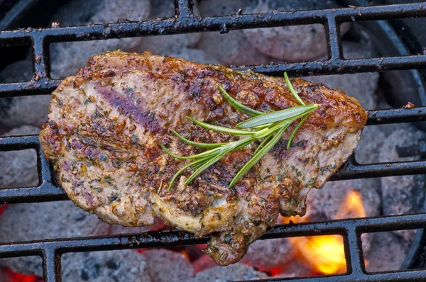Gegrilde Lamb Chop Met Groene Rozemarijn Tak Barbecue — Stockfoto