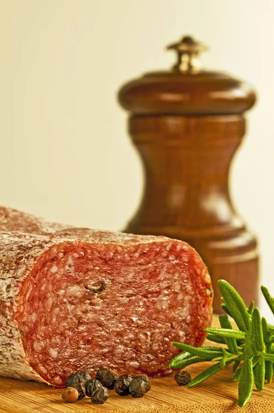 Μεγέθυνση Της Νόστιμο Κρέας Σαλάμι Ξύλινη Σανίδα — Φωτογραφία Αρχείου