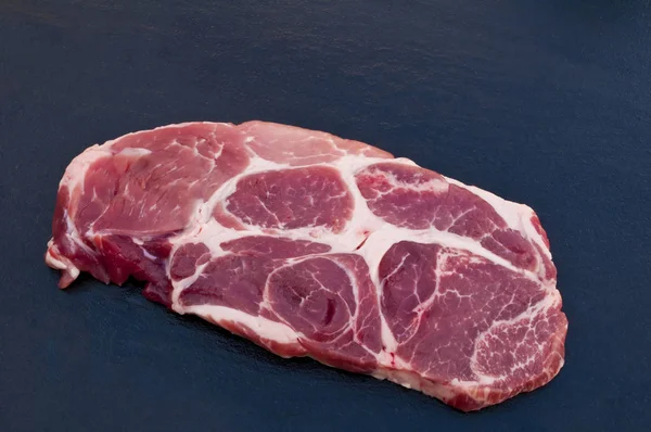 Zbliżenie Surowe Mięso Wieprzowe Czarnym Tle — Zdjęcie stockowe