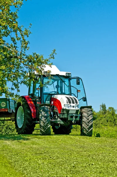 Traktor Unter Apfelbaum Gesundes Ernährungskonzept — Stockfoto