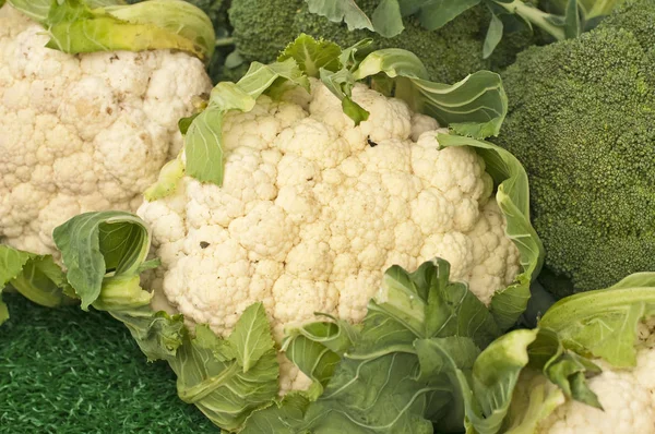 Nahaufnahme Von Blumenkohl Auf Einem Bauernmarkt — Stockfoto