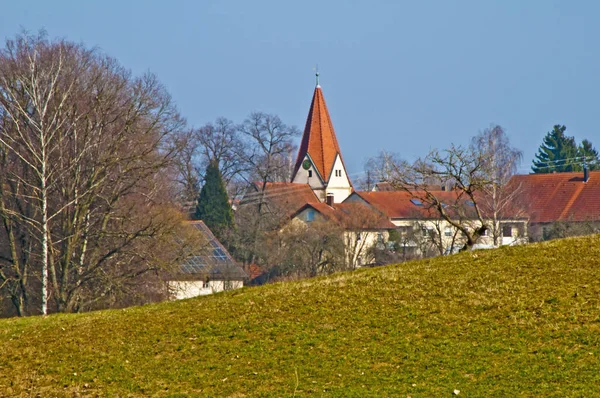 Blick Auf Ein Kleines Dorf Mit Kirche — Stockfoto