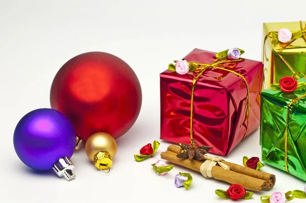 Foto Cerca Las Cajas Regalo Navidad Con Bolas Navidad Fondo — Foto de Stock