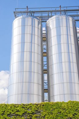 Mavi gökyüzü arka plan üzerinde büyük rafineri tankları 