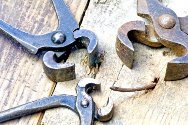 eski paslı çivi kerpetenle