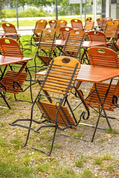 Εξωτερική Γερμανική Μπύρα Κήπο Ξύλινες Καρέκλες — Φωτογραφία Αρχείου
