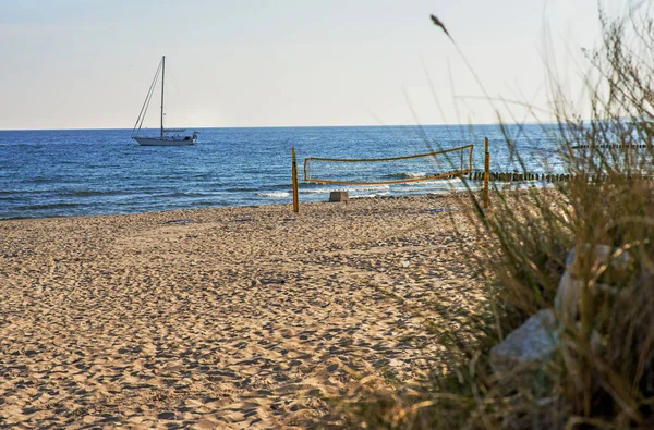 Piaszczystej Plaży Morza Bałtyckiego Tle Błękitnego Nieba — Zdjęcie stockowe