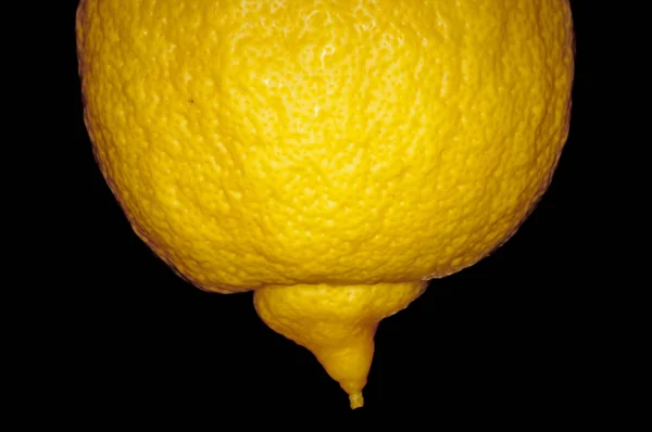 Mogna Gula Citron Mörk Bakgrund Närbild — Stockfoto