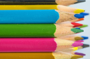 Renkli kalemler atış kapatın