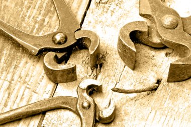 eski paslı çivi kerpetenle