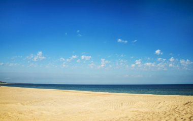 kumlu plaj, Baltık Denizi ile mavi gökyüzü arka plan