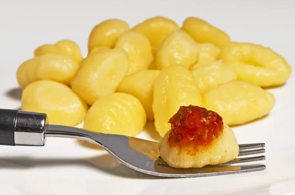 叉子与美味的意大利汤团 — 图库照片