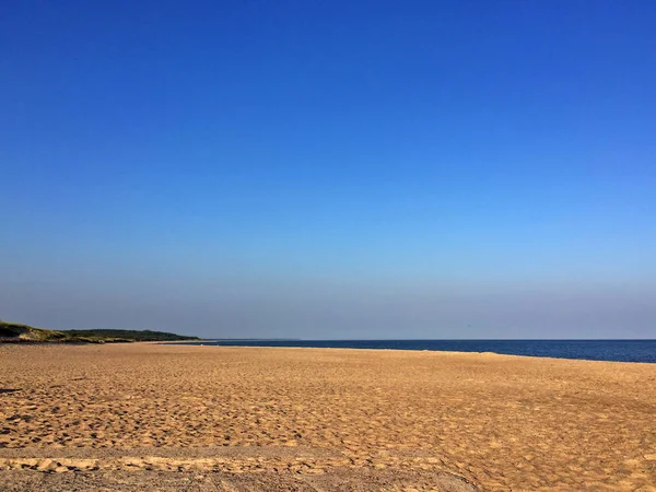 青い空を背景に バルト海の砂浜ビーチ — ストック写真