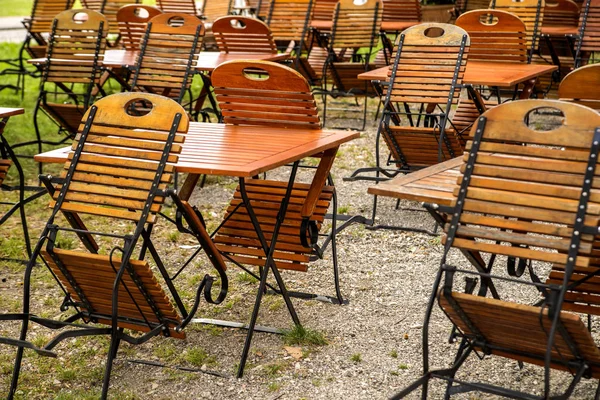Εξωτερική Γερμανική Μπύρα Κήπο Ξύλινες Καρέκλες — Φωτογραφία Αρχείου