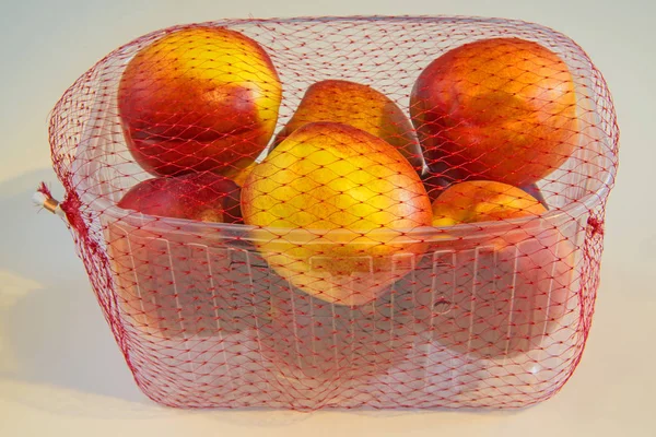 在白色背景下分离的塑料盒中的甜蜜桃桩 — 图库照片