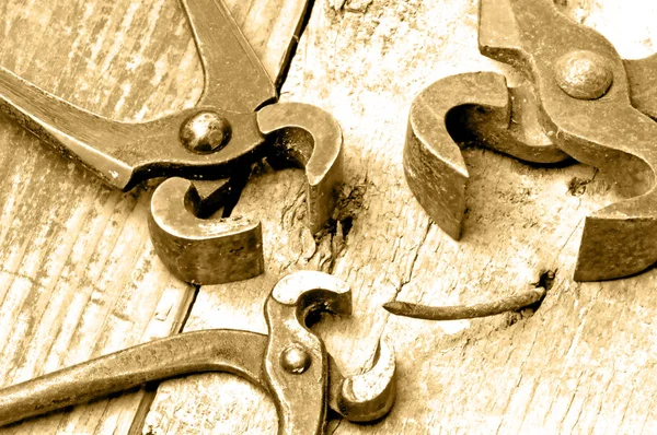 eski paslı çivi kerpetenle