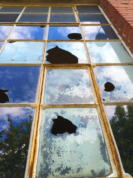 Vintage Bir Görünüm Içinde Kırık Cam Parçaları Ile Eski Pencere — Stok fotoğraf