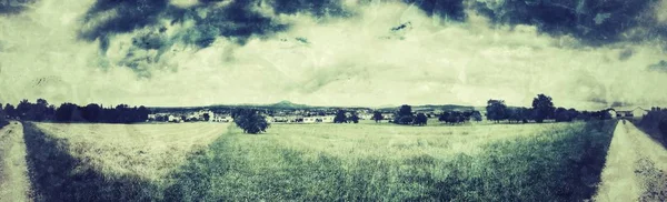 Vista Panorâmica Sobre Verde Com Nuvens Escuras Look Vintage — Fotografia de Stock