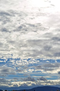 Mavi gökyüzü katmanları bulutlar ile