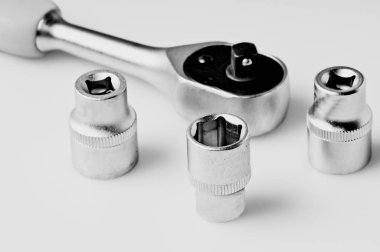 Beyaz arka plan üzerinde izole saplı anahtarı yuva kümesi yakın çekim 